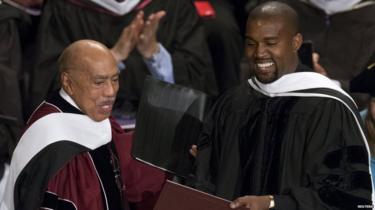 Kanye West posando para fotos después de recibir su doctorado honorario.