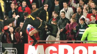 Eric Cantona akimpiga Matthew Simmons