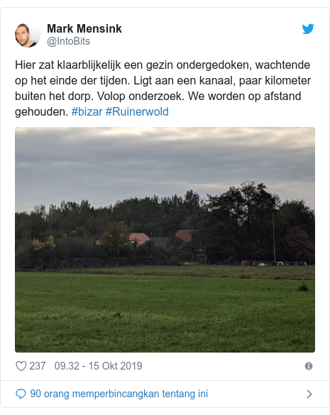 Twitter pesan oleh @IntoBits: Hier zat klaarblijkelijk een gezin ondergedoken, wachtende op het einde der tijden. Ligt aan een kanaal, paar kilometer buiten het dorp. Volop onderzoek. We worden op afstand gehouden. #bizar #Ruinerwold 