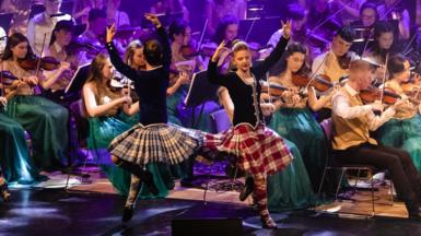 Χορευτές των Highland της Σκωτίας παίζουν μαζί με την ορχήστρα ως μέρος μιας ετήσιας περιοδείας
