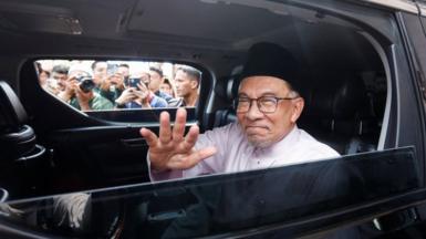 Newly elected Malaysia's Prime Minister Anwar Ibrahim waves during his first public appearance, attending Friday prayer at a mosque in Putrajaya, Malaysia November 25, 2022.
