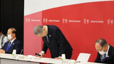 Tokyo Olympics chief Yoshiro Mori bows in apology after making sexist remarks