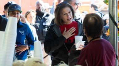 Η γερουσιαστής Catherine Cortez Masto μιλά με έναν ψηφοφόρο σε μια αγορά του Λας Βέγκας