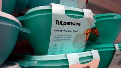 Τα προϊόντα Tupperware προσφέρονται προς πώληση σε κατάστημα λιανικής στις 10 Απριλίου 2023 στο Σικάγο, Ιλινόις, ΗΠΑ