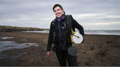Ο θαλάσσιος οικολόγος Dominic McAfee με ένα υποβρύχιο ηχείο