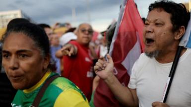 Ένας υποστηρικτής του Μπολσονάρο αντιμετωπίζει έναν υποστηρικτή του Λούλα