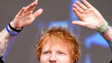 Εικόνα αρχείου που δείχνει την κορυφή του προσώπου του Ed Sheeran καθώς σηκώνει τα χέρια του