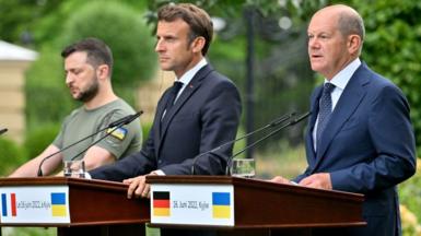 Ο Πρόεδρος της Ουκρανίας Volodymyr Zelensky, ο Πρόεδρος της Γαλλίας Emmanuel Macron και ο καγκελάριος της Γερμανίας Olaf Scholz δίνουν κοινή συνέντευξη Τύπου μετά τη συνάντησή τους στο Κίεβο στις 16 Ιουνίου 2022