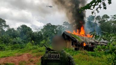 IBAMA officer infant of burning building
