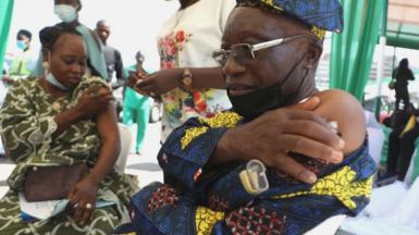 Νιγηριανοί αφού έλαβαν το εμβόλιο Covid-19 στην Abuja