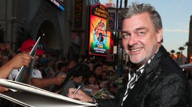 Ray Stevenson signs autographs at a 2017 film premiere