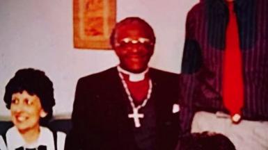 Desmond Tutu yng nghartref Bethan Richards (gwaelod, dde), ei brawd a'i rhieni