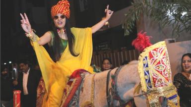 Η Priya Aggarwal φτάνει για τον γάμο της με ένα λευκό άλογο