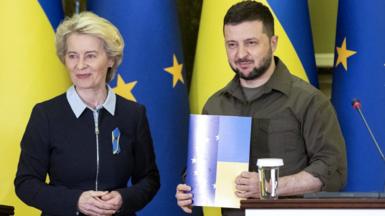 Ο Πρόεδρος της Ουκρανίας Volodymyr Zelensky (R) και η Πρόεδρος της Ευρωπαϊκής Επιτροπής Ursula von der Leyen τον Απρίλιο του 2022