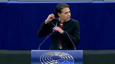 Abir Al-Sahlani cutting her hair in European Parliament