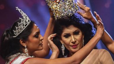 Former winner Caroline Jurie removes the crown of 2021 Mrs Sri Lanka winner Pushpika De Silva