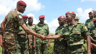 Umugaba mushya w'izi ngabo z'akarere Major General Aphaxard Muthuri (ibumoso) Kiugu mu kwezi gushize yatangiye imirimo mishya hano araramutsa umusirikare w'Umurundi aho bakorera muri Masisi