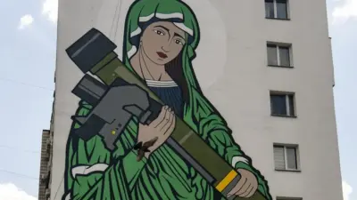 Мурал на жилом доме в Киеве изображает Мадонну с американским противотанковым комплексом "Джавелин"