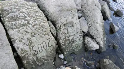 En esta piedra aparecen los años 1893, 1899, 2003, 2015.