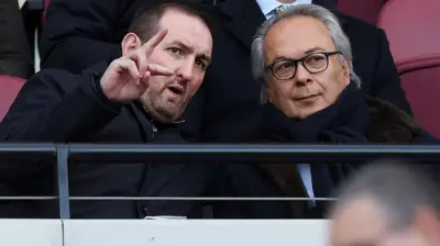 مشیری (راست) در کنار مدیر فوتبال، کوین تلول. مشیری ۴۹/۹ درصد از سهام باشگاه اورتون را در فوریه ۲۰۱۶ خرید و سپس در ژانویه ۲۰۲۲ سهام خود را به ۹۴ درصد افزایش داد