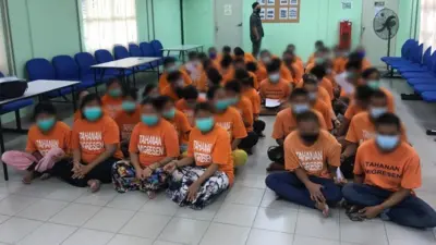 ကလေး ၄ ဦး အပါအဝင် မြန်မာ အမျိုးသား ၃၃ ဦး ၊ အမျိုးသမီး ၁၆ ဦး စုစုပေါင်း ၅၃ ဦး Pekan Nanas ထိန်းသိမ်းရေးစခန်းရှိနေတယ်လို့ မြန်မာသံရုံးက သူတို့သွားရောက်တွေ့ဆုံတဲ့သတင်းမှာ ဖော်ပြထား