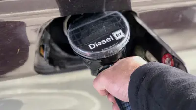 Une personne chargeant du diesel