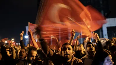 Para pemilih berkumpul di rapat umum partai oposisi di Ankara