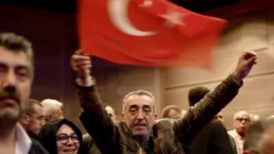 یکی از حامیان اردوغان پرچم ترکیه را تکان می‌دهد