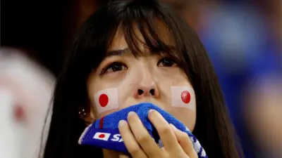 Seorang pendukung timnas Jepang ketika menyaksikan 'Samurai Biru' tersingkir dari Piala Dunia 2022.