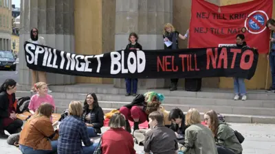 احتجاجات خارج البرلمان السويدي على انضمام البلاد للناتو.