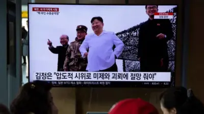 북한 조선중앙통신이 24일 공개한 사진에 북한지도자 김정은과 군 관계자들의 모습이 보인다