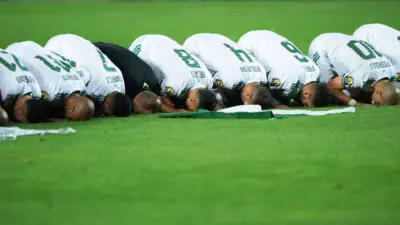لاعبو منتخب الجزائر يصلون في أحد ملاعب القاهرة بعد فوزهم على السنغال عام 2019
