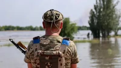Soldado ucraniano observando la inundación.