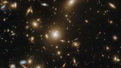 ภาพห้วงอวกาศลึกจากกล้องฮับเบิล เผยให้เห็นกระจุกดาราจักร Abell 1351 ในกลุ่มดาวหมีใหญ่