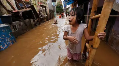 Niña en una inundación