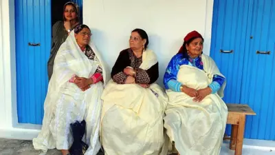 سيدات مسنات ينتظرن انطلاق الحج اليهودي إلى كنيس الغريبة في يومه الأول عام 2012