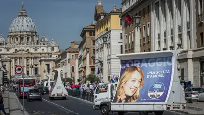ملصق انتخابي لجورجيا ميلوني، قرب شوارع الفاتيكان، خلال حملة ترشحها لانتخابات بلدية روما عام 2016 والتي انتهت بخسارتها
