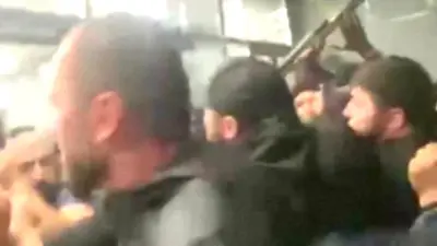 Толпа в аэропорту Махачкалы