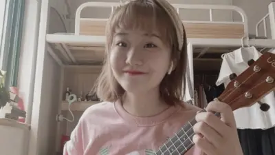 Zheng Linghua dengan ukulele di kamarnya