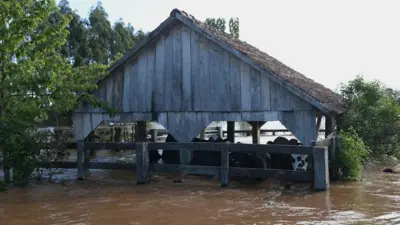 Propriedade submersa em meio a enchente