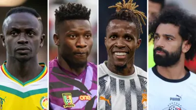 Sadio Mane, attaquant d'Al-Nassr et du Sénégal, André Onana, gardien de but de Manchester United et du Cameroun, Wilfried Zaha, attaquant de Galatasaray et de la Côte d'Ivoire, et Mohamed Salah, joueur de Liverpool et de l'Égypte, en train de jouer au football.