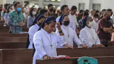 Sejumlah umat Katolik berdoa saat mengikuti misa Kenaikan Isa Almasih di Gereja Katedral Santa Maria, Palangka Raya, Kalimantan Tengah, Kamis (18/5/2023)