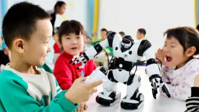 중국 유치원의 아이들이 로봇을 만지고 있다.
