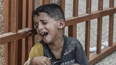 Niño llorando por la pérdida de familiares en los bombardeos en Gaza