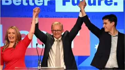 澳大利亚工党领袖阿尔巴尼斯庆祝他在联邦大选中胜出。