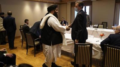 مبعوث بريطانيا الخاص إلى أفغانستان نايجل كايسي وممثل طالبان أمير خان متقي الاثنين في أوسلو