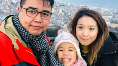 两夫妻告诉BBC，离开香港符合女儿的最大利益。现在海莉已愉快地在当地一所小学安顿下来，其他镇上的11名香港儿童也进入该校就读。