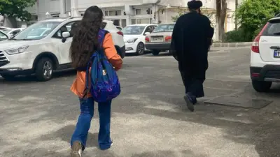 زن بی حجاب پشت سر روحانی شیعه