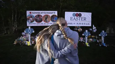 Orang-orang berkumpul di satu lokasi untuk mengenang para korban penembakan di Nashville, Tennessee, 28 Maret 2023.