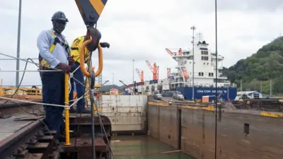 Trabajadores en el Canal de Panamá.